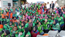 Di Balik Jaket Ojol Ada Ibu Hebat, Alumni Universitas Ciputra Bagikan Bantuan