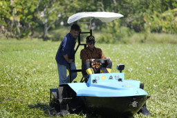 Solusi Lahan Gambut, ITS Luncurkan Traktor Perahu Elektrik Hemat Energi
