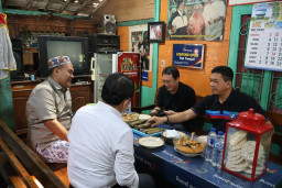 Bupati Blora Kenalkan Kuliner Lokal kepada Sekjen Kementerian ESDM, Lontong Opor Pak Pangat Jadi Ajang Promosi UMKM