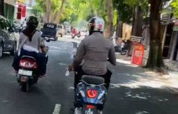 Oknum Polisi Diduga Asyik Merokok di Atas Motor yang Diduga Milik ASN Kejaksaan Tuban