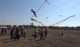 Langit Surabaya Dihiasi Ratusan Layangan Raksasa di Surabaya Kite Festival 2026