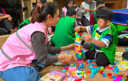 Srikandi PLN UIT JBM Salurkan Bantuan Kebutuhan Pokok dan Edukasi untuk Anak Pejuang Kanker