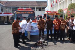Blora Dikepung Kekeringan, PWRI Salurkan 50 Tangki Air Bersih Bersamaan Pelantikan Pengurus Baru