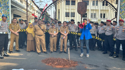 Mahasiswa Bikin Makam di Depan Pemkab Tuban, Simbol Keresahan soal Layanan Kesehatan