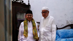 Sesepuh Bani Syaikhona Kholil Kalungkan Sorban kepada Gus Rozin, Simbol Pesan dari Tanah Bangkalan