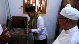 Sowan ke Cicit Syaikhona Kholil, Gus Rozin Dikalungi Sorban di Bangkalan
