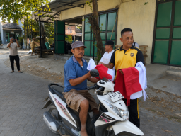 Sambut HUT ke-81 RI, Polsek Ngawen Blora Bangkitkan Semangat Juang Lewat Pembagian Bendera Merah Putih