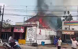 Kebakaran Warung Geprek di Ngawen Blora Bikin Panik, Api Nyaris Menjalar ke Indomaret