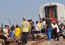 Tertemper Truk di Perlintasan, KA Ambarawa Ekspres Sempat Berhenti Luar Biasa
