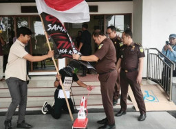 Aksi Jalan Mundur ke Kejaksaan, Mat Tohek Minta Dugaan Uang Rp300 Ribu dalam Proyek Sekolah Rakyat Ditelusuri