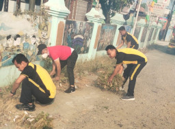 Jumat Berkah, Polisi Blora Turun Tangan Bersihkan Rumput dan Sampah di Area Stasiun Lama Jepon