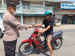 Antisipasi Abu Vulkanik Gunung Anak Krakatau, Polres Bogor Bagikan Masker kepada Warga