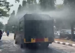 Polres Bogor Kerahkan Rantis AWC Bersihkan Abu Vulkanik di Sejumlah Jalan