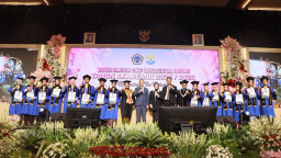Wisuda 1.059 Lulusan Unitomo, Rektor Dorong Alumni Terus Belajar dan Berani Ambil Peluang