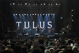 Tulus dan Yura Yunita Tutup PKKMB Untag Surabaya 2026, Ribuan Maba Nyanyi Bareng
