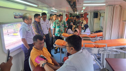 KAI Daop 8 Beri Layanan Kesehatan, Kacamata hingga Tas Sekolah Gratis untuk 500 Warga Sidoarjo dan Gresik