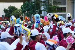 3.185 Maba Umsura Beri Bantuan Pembalut, Popok, dan Boneka untuk Korban Bencana NTT