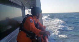 Tug Boat Tenggelam di Bawean, 8 ABK Bertahan di Tongkang Hanyut hingga KN SAR 249 Permadi Dikerahkan