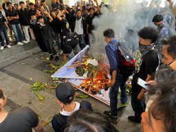 Ratusan Mahasiswa UINSA Surabaya Demo Tuntut Rektor Akh Muzakki Mundur