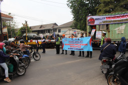 Bawa Bangkai Kendaraan Kecelakaan, KAI Daop 8 Edukasi Bahaya Terobos Perlintasan