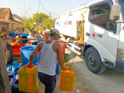 Kemarau Panjang, PMI Rembang Salurkan 415 Ribu Liter Air Bersih ke Warga