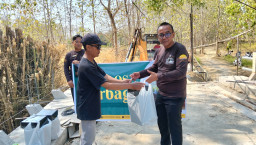 HUT ke-7, Hotel Pollos Rembang Bagikan Makan Siang untuk Pekerja di Tiga Proyek Jembatan