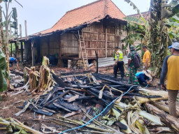 Diduga Lupa Matikan Bakaran Sampah, Belakang Rumah Warga Grobogan Terbakar