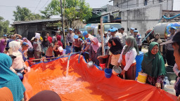 Sumur Warga Tinggal 2-3 Ember, 25 Ribu Liter Air Bersih Digelontorkan ke Depok Grobogan