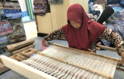 Menjaga Senyap Tenun Gedog Tuban dari Hulu ke Hilir, Usaha Lokal Tembus Omzet Ratusan Juta