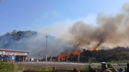 Kebakaran Lahan Kering di Tol Cisumdawu, Asap Tebal Ganggu Jarak Pandang Pengendara