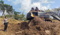 Excavator Terbakar saat Mengeruk Tambang di Waduk Singkil Tuban