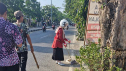 Tenaga Kebersihan Dirumahkan, ASN DLH Rembang Turun Sapu Jalan Kota