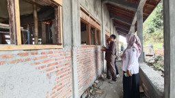 Sidak SDN 1 Sumberjo, DPRD Rembang Temukan Kayu Keropos dan Adonan Semen Rapuh