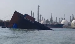 Kapal Tongkang Tenggelam Sebagian di Perairan TPPI Tuban, ABK Dievakuasi Kapal Nelayan