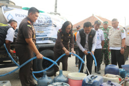 Warga Klokah Blora Krisis Air Bersih, Kejati Jateng Kirim 20 Tangki Bantuan