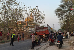 Truk Bermuatan Tebu Terguling di Blora, Diduga Joint Transmisi Terlepas