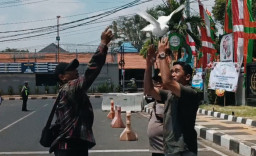 Demo di Kejaksaan Tuban, Wartawan Lepas Burung Merpati Putih Serukan Kemerdekaan Pers
