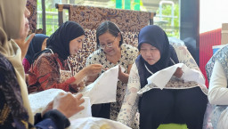 Hari Batik Nasional, KAI Daop 8 Gandeng UMKM Binaan, Sulap Stasiun Gubeng Jadi Ruang Belajar Batik