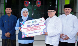 Gubernur Khofifah Salurkan Bantuan Afirmasi untuk 132 Siswa dan RPS di SMKN 2 Pacitan