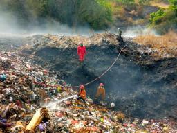 TPA Landoh Rembang Terbakar 10 Jam, 4 Mobil Damkar dan 6 Tangki Dikerahkan