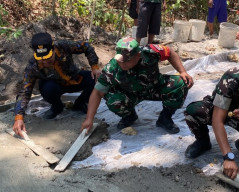 Bupati Harno Ikut Cor Jalan di Tengah Hutan Rembang, TMMD Ngajaran Sasar 1,175 Kilometer