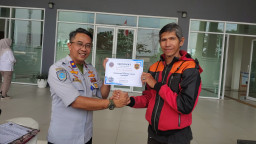Baiker Tunarungu Asal Manado Touring Indonesia Singgah di Terminal Ciakar Sumedang