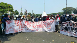 Desak Prabowo Turun ke Tuban, Ratusan Petani Peternak dan Nelayan Kepung Kantor Bupati