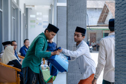 Jelang Hari Santri 2026, Wapres Salurkan 300 Paket Sembako ke Ponpes Khozinatul Ulum Blora