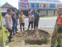 Truk Berulang Kali Terperosok, Galian Kabel Optik Jalan Blora-Cepu Picu Ancaman Kecelakaan