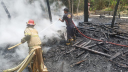 Api Pembakaran Sampah Merembet ke Kayu Bekas Bangunan di Blora