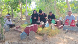 Pulang ke Bojonegoro, Kapolda Jatim Dekananto Ziarah Makam Orang Tua Sebelum Jalankan Tugas