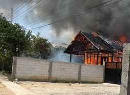 Detik-detik Rumah Kosong Terbakar di Jepon Blora, Asap Tebal Membumbung ke Langit