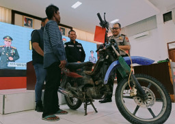 Kisah Haru Petani Tuban, Awalnya Kaget Dipanggil Polisi Berujung Bahagia