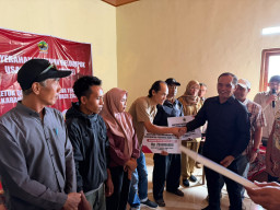 Sumanto Salurkan Modal Rp120 Juta untuk Peternak Ayam Kampung di Karanganyar